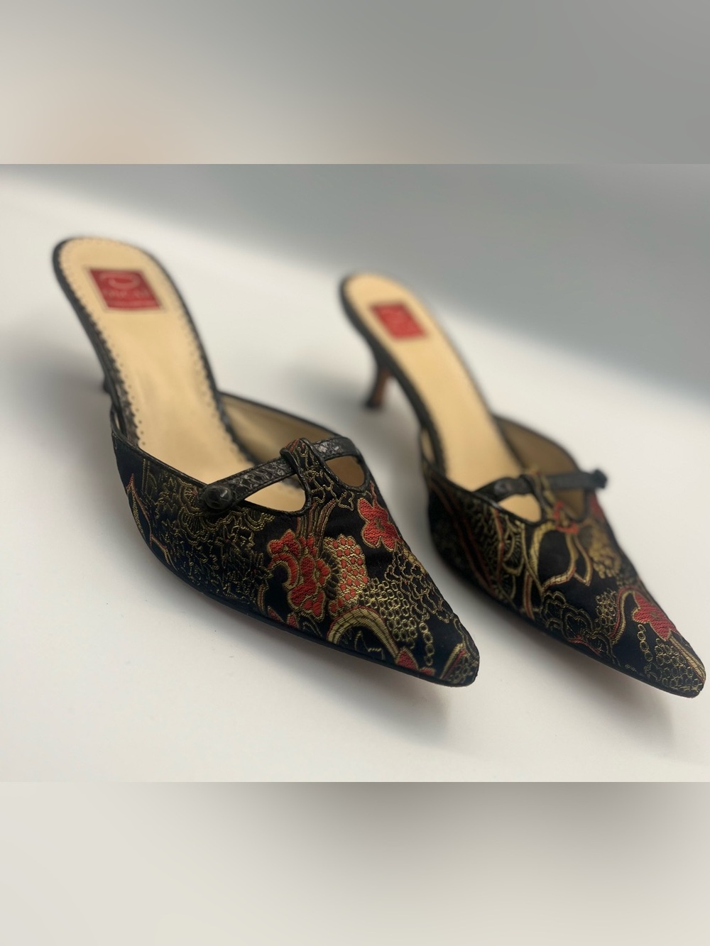 Oscar de la Renta black and red brocade kitten heel mules Vamp Vintage 7 1/2